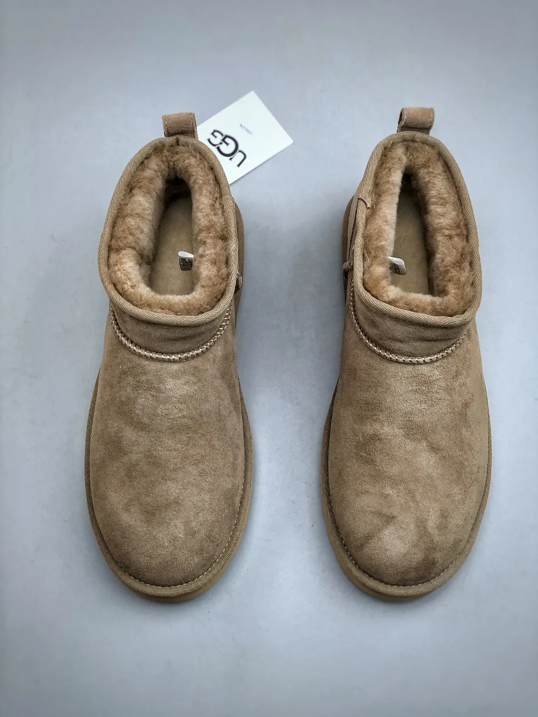 Local self-pickup 💰520 supports store placement. The top version on the market. UGG Mini thin-soled black short tube 1.5cm popular style. Produced by a major foreign trade factory in Guangzhou. Real sheep fur from toe to insole. Independent outer box packaging. Chip. Waterproof process. Different from any version on the market. 3cm thick sole, independently developed outsole, cashmere insole, keeping warm in winter, suitable for home use. In the new year, uug has launched a style series, which is partially geared towards the preferences of young consumers. It has also moved to the forefront of fashion trends. Shoe body material, water-repellent coated suede upper, 17mm UGGPURE™ implanted wool insole, lightweight non-slip and comfortable rubber outsole, with brand LOGO, and full packaging. Size: 35-44